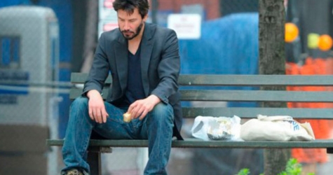 Грустного Киану Ривза снова нашли с мороженым на скамейке