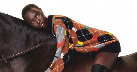 Burberry выпустил рождественский свитер с монограммами