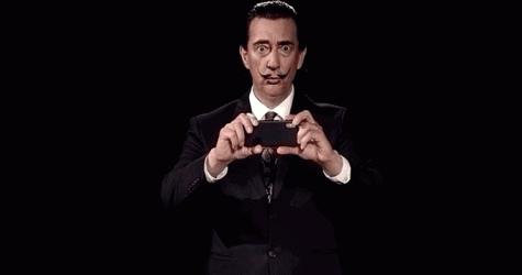 Голограмма Сальвадора Дали делает селфи с посетителями выставки