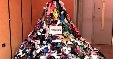 Vetements сделал экологичную елку из носков
