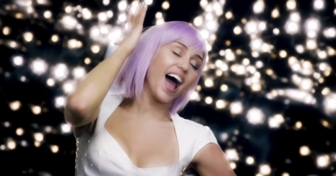 Netflix выпустил клип с Майли Сайрус из нового сезона «Черного зеркала»