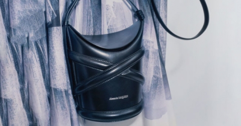 Alexander McQueen представил новую сумку The Curve