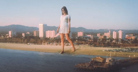 Огромная Лана дель Рей ходит по Лос-Анджелесу в клипе «Doin’ Time»