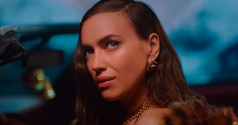 Ирина Шейк путешествует на Fiat в рождественской кампании Versace