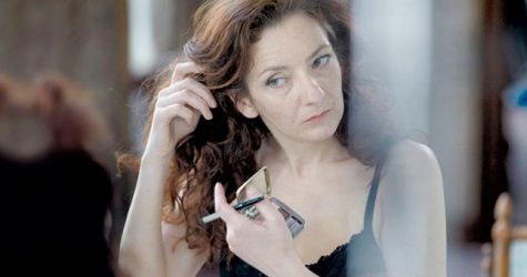 Актриса разделась на кинопремии «Сезар», протестуя против мер по COVID-19