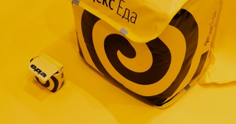 Сумочка а-ля Jacquemus и кольцо-вилка в сувенирной коллекции «Яндекс.Еды»