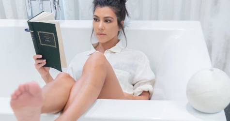 Кортни Кардашьян пытается доказать подписчикам, что умеет читать