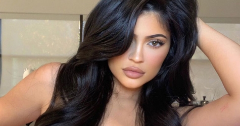 Кайли Дженнер нарядила гигантскую елку в своем доме