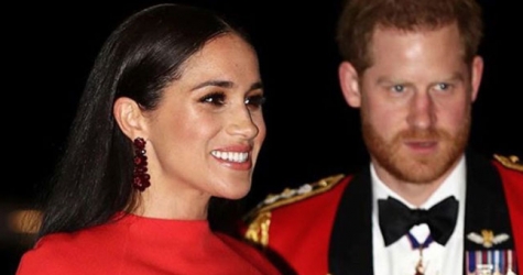 Меган Маркл появилась в красном кейпе на музыкальном фестивале