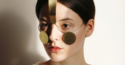 Польские дизайнеры создали украшение-маску, которое мешает камере распознать лицо