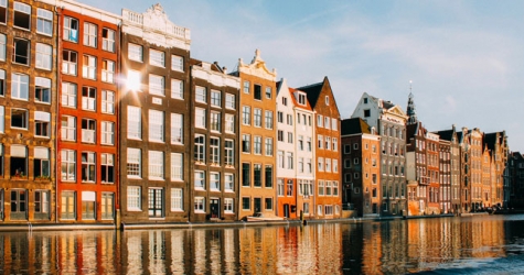Амстердам запретил размещение туристов через Airbnb в центре города
