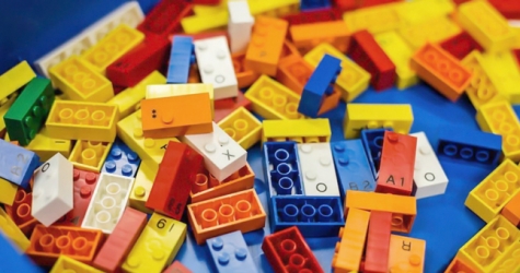 Lego выпустил конструктор, обучающий азбуке Брайля