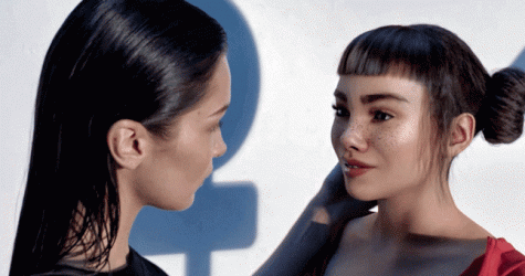 Calvin Klein извинился за поцелуй Беллы Хадид с виртуальной моделью