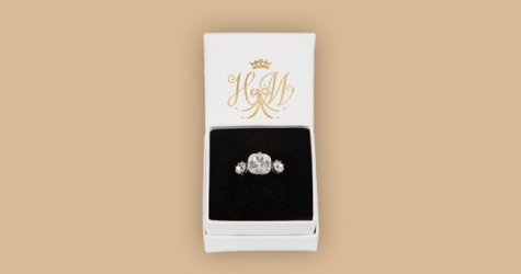 Королевская семья продает бюджетные копии обручального кольца Меган Маркл