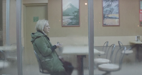 Элизабет Мосс гуляет по ночному городу в видео современного классика Макса Рихтера