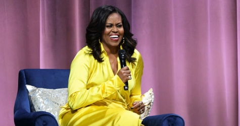 Мишель Обама надела блестящие ботфорты Balenciaga на презентацию своей книги