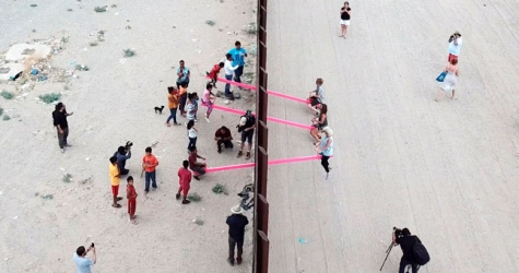 Розовые качели на границе США и Мексики признали «Дизайном года»