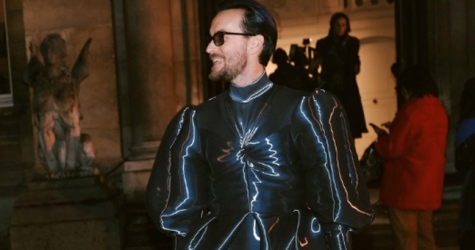 Неизвестный мужчина в платье привлек внимание гостей кутюрного шоу Valentino