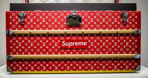Названа цена чемодана из коллаборации Louis Vuitton Х Supreme