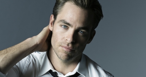 Крис Пайн стал лицом аромата Armani Code