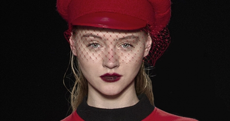 Как повторить макияж губ с неоновым эффектом с показа Daizy Shely