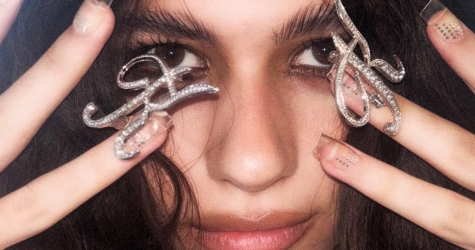 Ногти со стразами, перьями и цепями: 13 идей новогоднего маникюра с подиумов