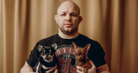 «Он все-таки большой шерстяной волчара». Почему серьезные мужчины заводят маленьких собак и не стесняются этого