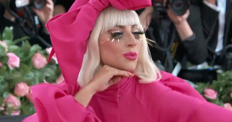 Как Леди Гага переодевалась на красной дорожке Met Gala