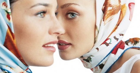 Что купить: шелковый платок с ярким принтом