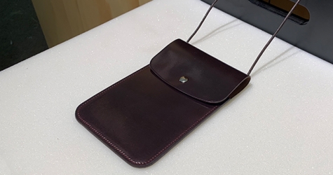 Мужской показ: шелковый пуловер, сумка на шею и джемпер, от которого захватывает дух