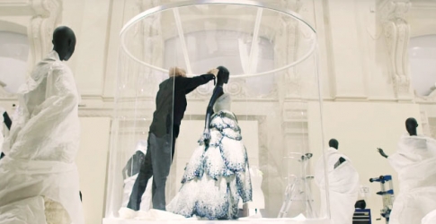 Dior опубликовал секретное видео о создании выставки в Париже