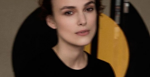 Кира Найтли спела и сыграла на гитаре в клипе Chanel