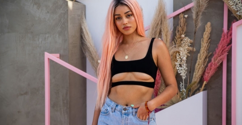 Цветные косички, блёстки на лбу и другие бьюти-тенденции с Coachella