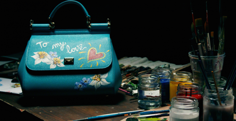 Dolce & Gabbana подарит московским покупателям на 8 Марта сумки с ручной росписью