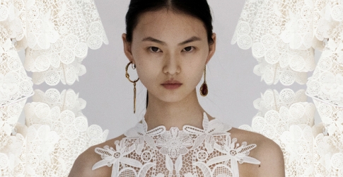 Королева пиратов, редкие цветы и другие элементы новой коллекции Alexander McQueen