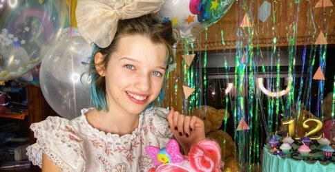 Дочь Миллы Йовович спела песню про Антошку