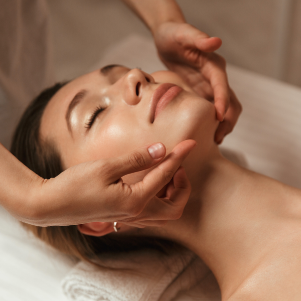 Буккальный массаж: за что его любит Меган Маркл и почему его стоит попробовать вам