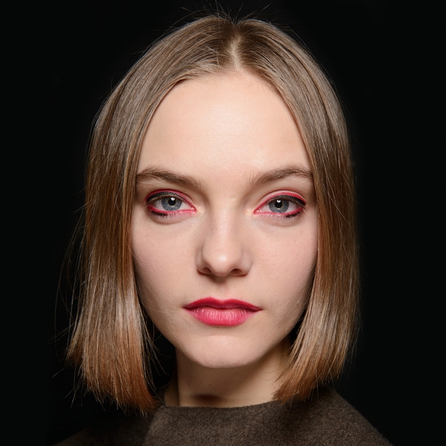 Как повторить красный макияж глаз с показа Chalayan Как повторить красный макияж глаз с показа Chalayan