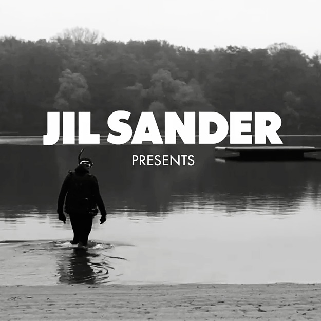 Вим Вендерс делает зарядку и снимает аквалангиста для Jil Sander Вим Вендерс делает зарядку и снимает аквалангиста для Jil Sander
