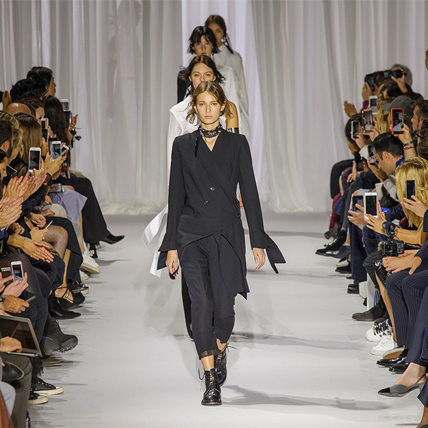 Парижская неделя моды: Ann Demeulemeester весна-лето 2017 Парижская неделя моды: Ann Demeulemeester весна-лето 2017