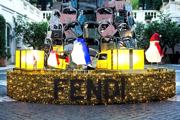 Елка из 350 сумок Fendi Baguette во дворе римского Hotel de Russie Елка из 350 сумок Fendi Baguette во дворе римского Hotel de Russie