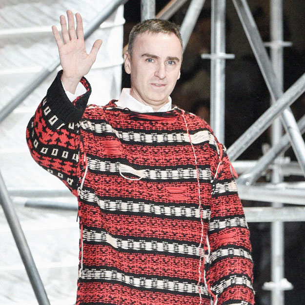 Raf Simons переносит показ весенне-летней коллекции в Париж Raf Simons переносит показ весенне-летней коллекции в Париж