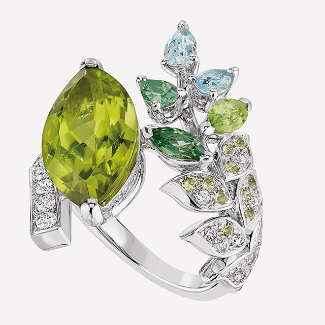 BAGUE BRINS DE PRINTEMPS Fond blanc - Коллекция ювелирных украшений Les Bl&eacute;s de Chanel.