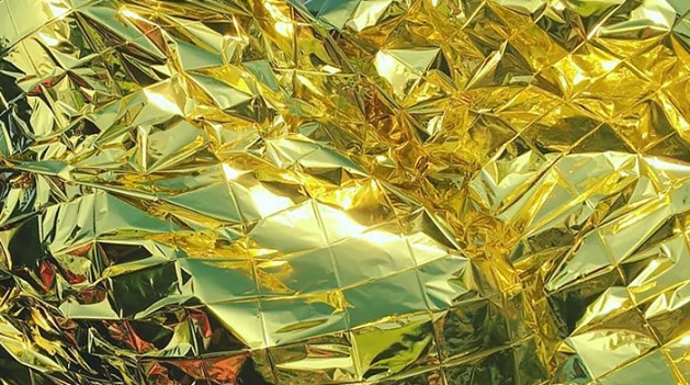 Ай Вэйвэй одел гостей Берлинского кинофестиваля в спасательное одеяло