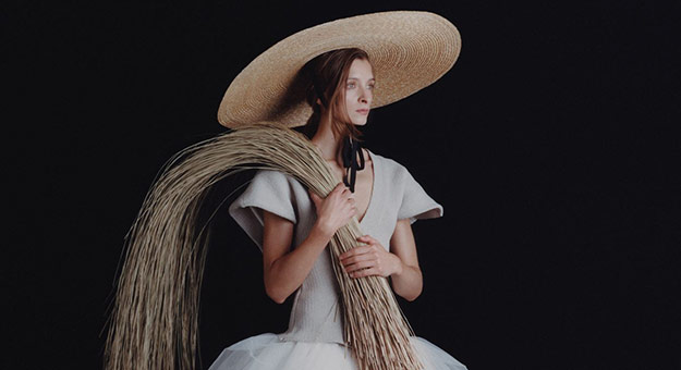 Терракотовые статуэтки в новой кампании Jacquemus