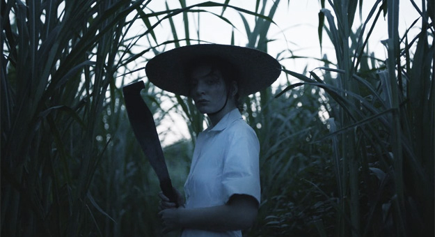 Шляпа Jacquemus и костюм Gucci: певица Lorde выпустила новый клип