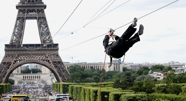 На Эйфелевой башне установили аттракцион