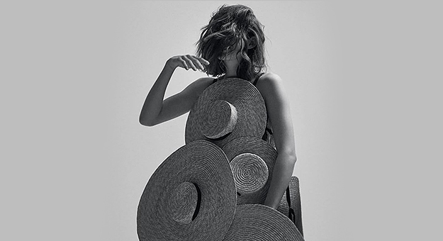 Jacquemus создал платье из соломенных шляп