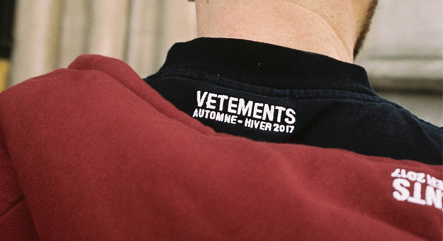 Vetements оформил витрину грудой старых вещей