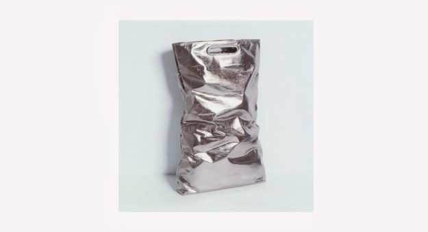 Helmut Lang представил сумку в виде мусорного пакета